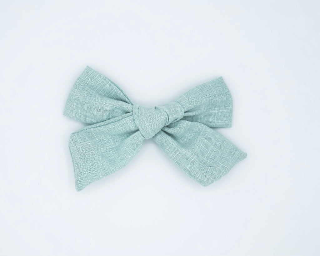 THE WHITE LINEN BOW – Clementine & Mint